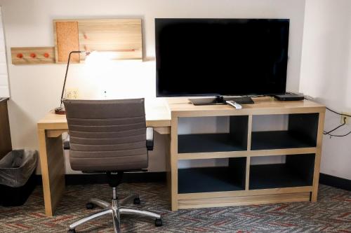 Televisyen dan/atau pusat hiburan di Candlewood Suites Richmond Airport by IHG
