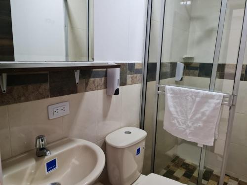 y baño con aseo, lavabo y ducha. en Ecohotel Linda Judith, en Bahía Solano