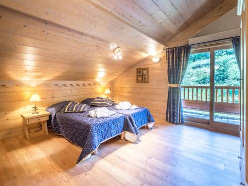 um quarto com uma cama num chalé de madeira em Appartement Saint-Martin-de-Belleville, 5 pièces, 10 personnes - FR-1-461-10 em Saint-Martin-de-Belleville
