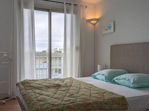 une chambre avec un lit et une grande fenêtre dans l'établissement F3 à Palavas, en bord de mer, pour 4 personnes avec grande terrasse - FR-1-559-31, à Palavas-les-Flots