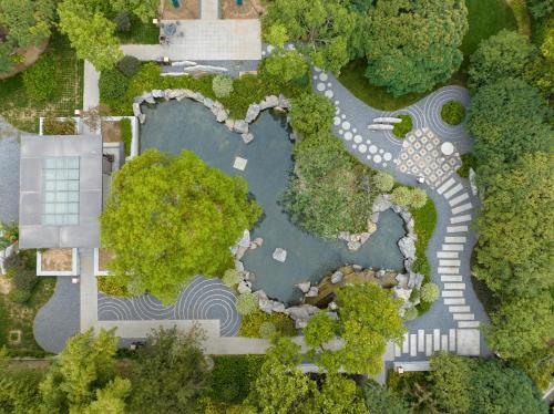 an overhead view of a park with a lake at Holiday Inn Express Zhengzhou Zhongzhou by IHG in Zhengzhou