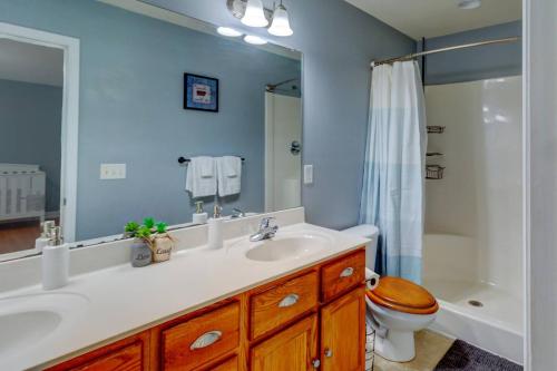 La salle de bains est pourvue d'un lavabo, de toilettes et d'un miroir. dans l'établissement Travelers Cove, à Cleveland