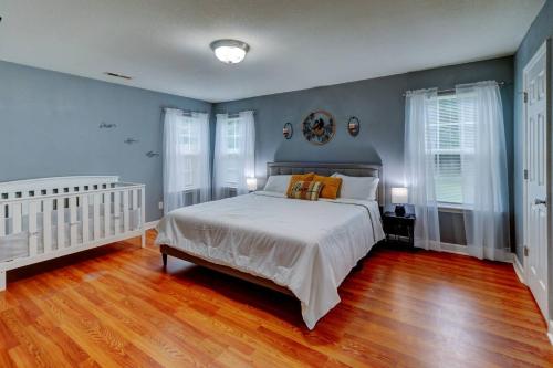 1 dormitorio con 1 cama con paredes azules y suelo de madera en Travelers Cove en Cleveland