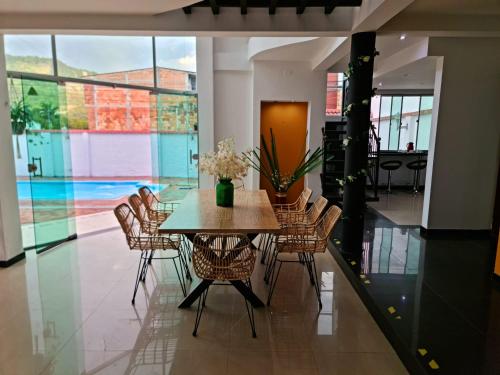 a dining room with a table and chairs at Casaquinta Con Piscina in Villeta