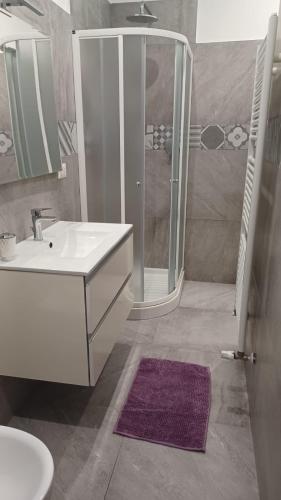 a bathroom with a white sink and a shower at Appartamento Civico Trentuno in Porto SantʼElpidio