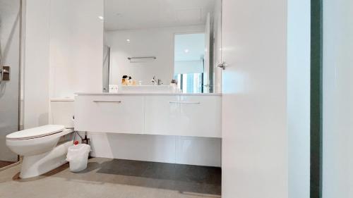 メルボルンにあるMelbourne One 2B2B1C Apartment by GoodLiveの白いバスルーム(トイレ、シンク付)