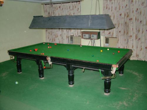 un tavolo da biliardo verde con le palle sopra di VIP'S CLUB a Raipur