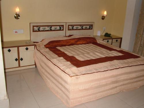 een slaapkamer met een groot bed in een kamer bij VIP'S CLUB in Raipur