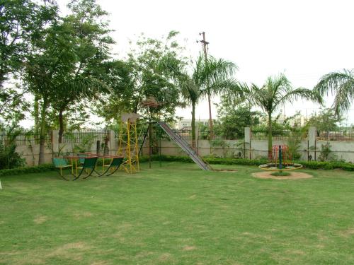 einen Spielplatz mit Rutsche im Hof in der Unterkunft VIP'S CLUB in Raipur