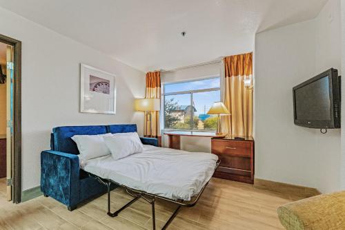 um pequeno quarto com uma cama e uma televisão em Chandler 2 bd 1 ba apartment Lux2 em Chandler