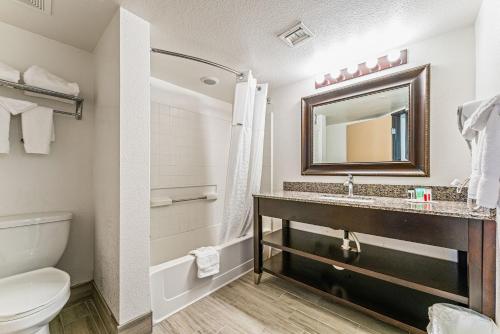uma casa de banho com um lavatório, um WC e um espelho. em Chandler 2 bd 1 ba apartment Lux2 em Chandler