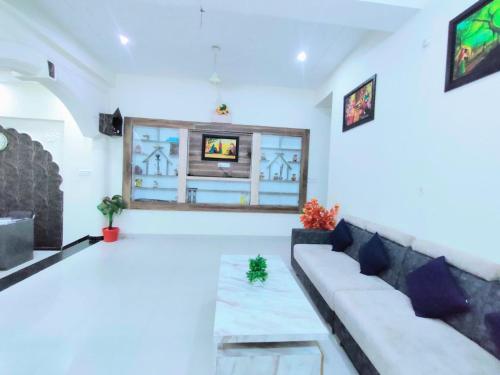 salon z kanapą i oknem w obiekcie Hill Top Residency w mieście Sawai Madhopur