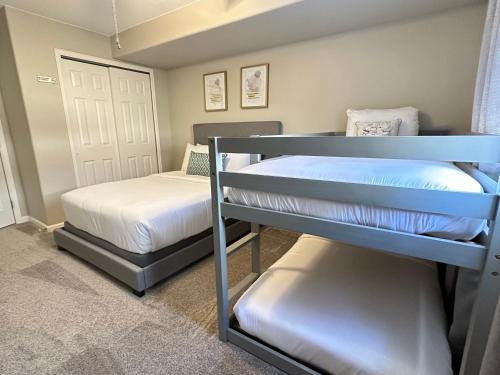 Uma ou mais camas em beliche em um quarto em Stylish & Comfy Getaway in Pueblo West