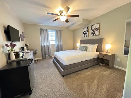 Cama ou camas em um quarto em Stylish & Comfy Getaway in Pueblo West