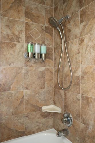 uma casa de banho com uma cabeça de chuveiro em Hidden Emerald-Apartment with Kitchen and Laundry em Lakeland