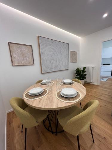 a dining room with a wooden table and chairs at Redi Home in Bari