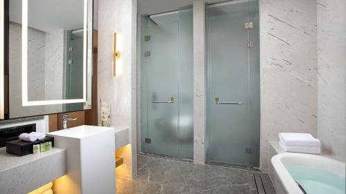 Un baño de InterContinental Nantong by IHG-Best view of yangtze