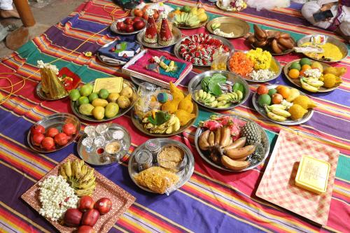 ein Tisch mit vielen verschiedenen Arten von Lebensmitteln in der Unterkunft SRI SANKARA VILLAS -- Aditya Heritage in Kumbakonam