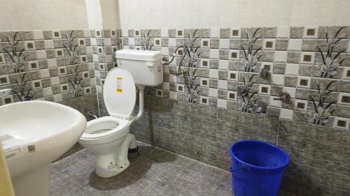 La salle de bains est pourvue de toilettes et d'un lavabo. dans l'établissement Nain Guest House, à Ujjain