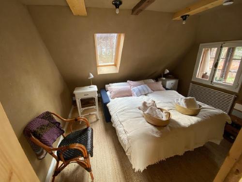 ein Schlafzimmer mit zwei Betten mit Hüten darüber in der Unterkunft Fischerhaus Blankenese in Hamburg