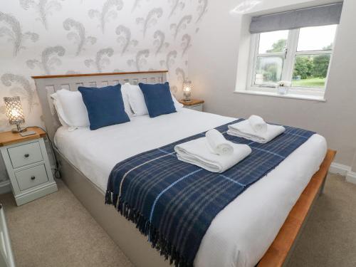 sypialnia z łóżkiem z dwoma ręcznikami w obiekcie Honeysuckle Cottage Brailes w mieście Sutton under Brailes