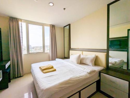 Кровать или кровати в номере Lovina 9-05 BCC Residence beside BCS mall