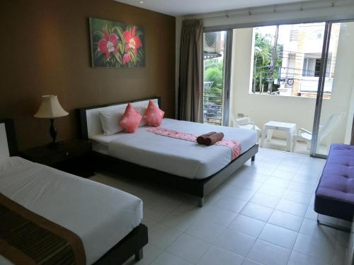 Pokój hotelowy z 2 łóżkami i balkonem w obiekcie Sleep Easy w mieście Kata Beach