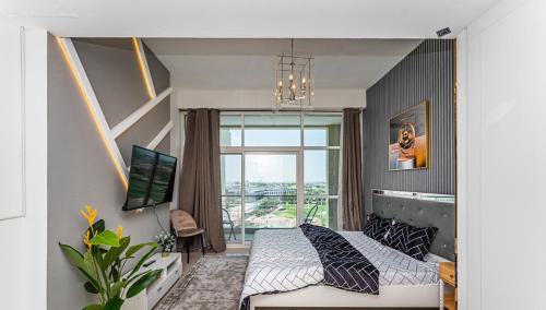 um quarto com uma cama e uma grande janela em Golf Course views em Dubai
