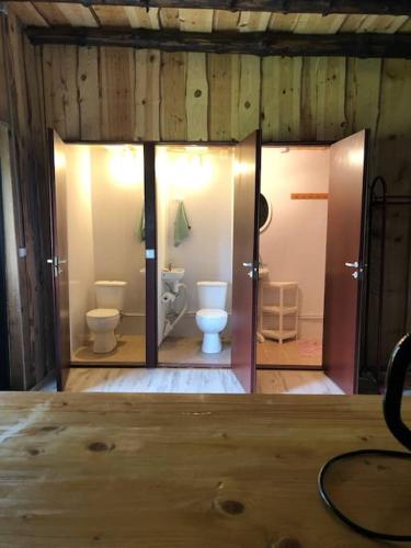 - une salle de bains avec 2 toilettes dans une chambre dans l'établissement The Barn, à Pärnu