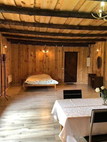 - une chambre avec un lit dans une pièce en bois dans l'établissement The Barn, à Pärnu