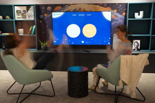 En TV eller et underholdningssystem på Maria Luisa by INTROVERT HOTELS