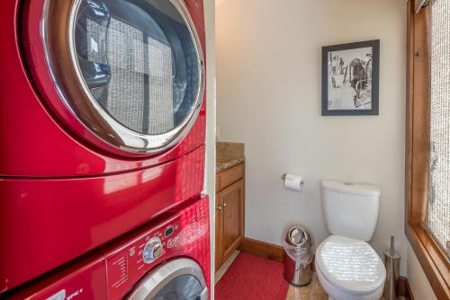 een rode wasmachine in een badkamer met een toilet bij Andora Villa Condo 102 in Ketchum