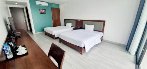 Кровать или кровати в номере Ha Long Bay Tuần Châu Hotel