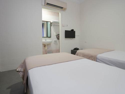 Una cama o camas en una habitación de Amrise Hotel