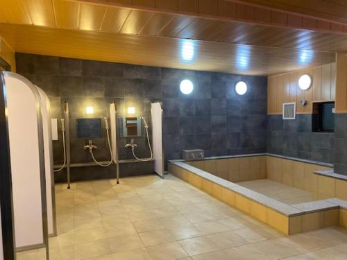 HOTEL CARNA A - Vacation STAY 53725v في كوماموتو: حمام عام فيه بول ومغسلة