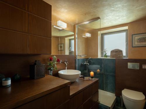 y baño con lavabo, aseo y espejo. en The House By The Sea, en Kato Daratso