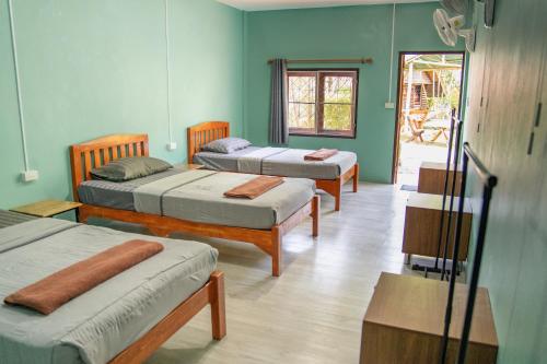 Ένα ή περισσότερα κρεβάτια σε δωμάτιο στο Butterfly Hostel, Pai