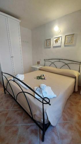a bedroom with a large bed in a room at Donnigheddu in Rudalza