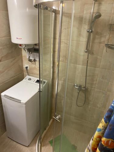 una doccia in un bagno con lavatrice di Апартамент на солнечном берегу a Sunny Beach