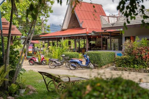 Κήπος έξω από το Butterfly Hostel, Pai