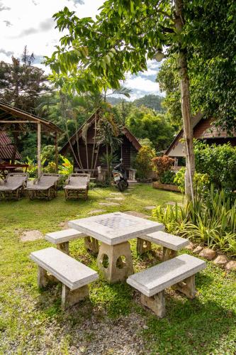 Κήπος έξω από το Butterfly Hostel, Pai