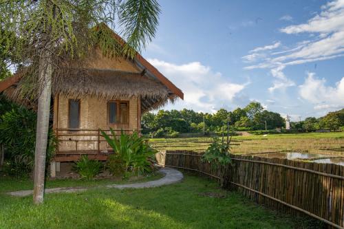 una casa in un campo con una recinzione di Butterfly Hostel, Pai a Pai