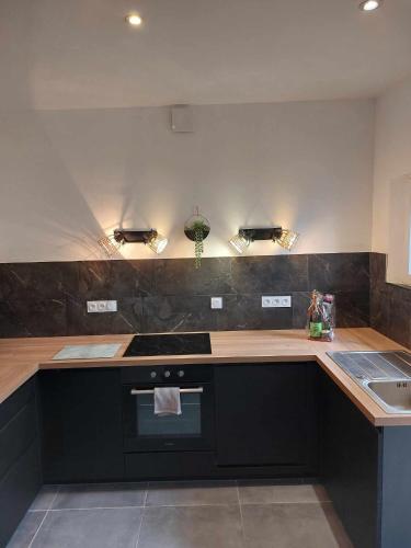 une cuisine avec une cuisinière et un comptoir dans l'établissement Les rias du bélon zébre, à Riec-sur-Bélon