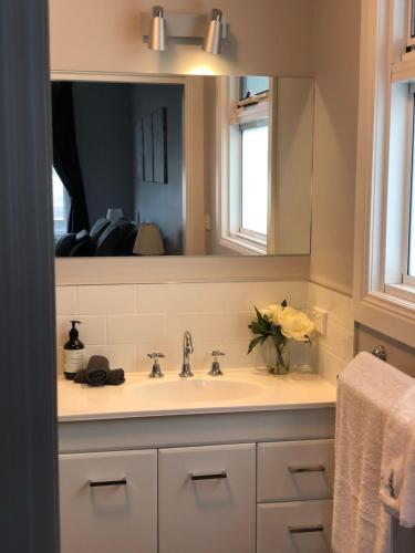 een badkamer met een wastafel en een spiegel bij Number 10 -King bed with breakfast in Stanley