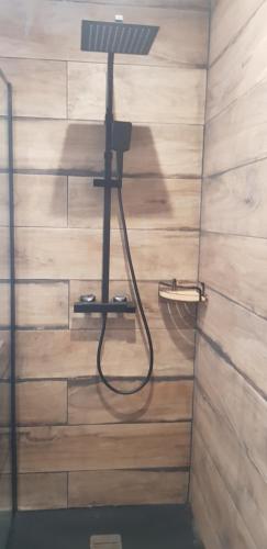 d'une douche avec une lumière sur un mur en bois. dans l'établissement Les rias du bélon zébre, à Riec-sur-Bélon