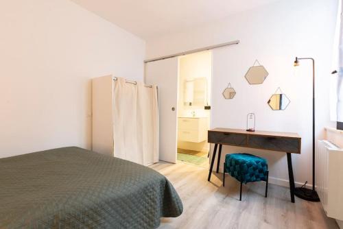 une chambre avec un bureau et un lit et un bureau dans l'établissement Cabana & Le Germinal, à Dijon