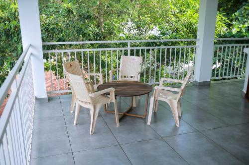 una mesa y dos sillas en un porche en Villa Sasha By Elixir Cliff, en Varkala