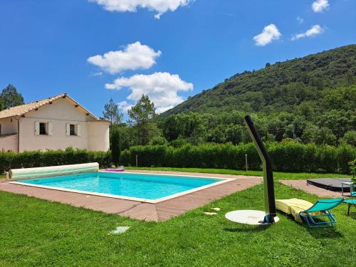 une piscine dans une cour avec une maison dans l'établissement La Belhomière - Sérénité, à Vins-sur-Caramy