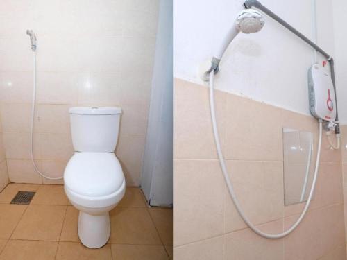 een badkamer met een toilet en een douche bij De'Light Villa 