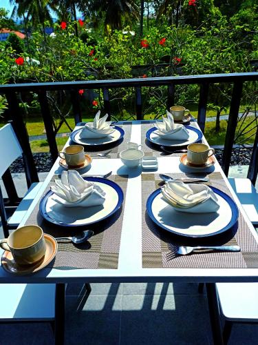 Melasa House في سينغيغي: طاولة عليها صحون وصحون